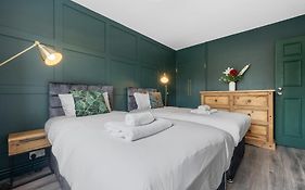 Spacious 3 Bedroom Whitechapel Apartment With Garden By Gold Stays